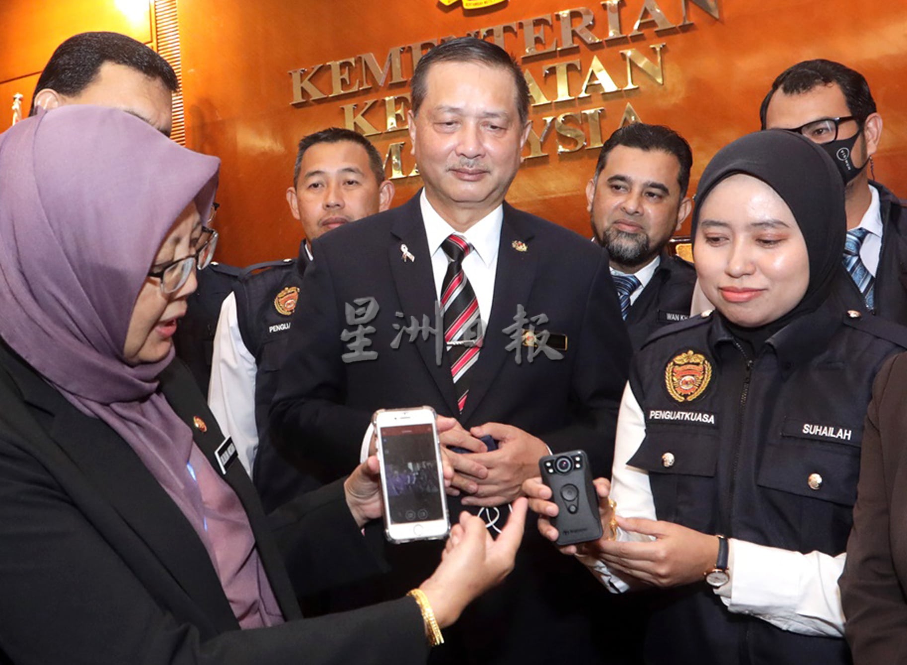 扎丽哈:执法官员佩戴随身摄录机