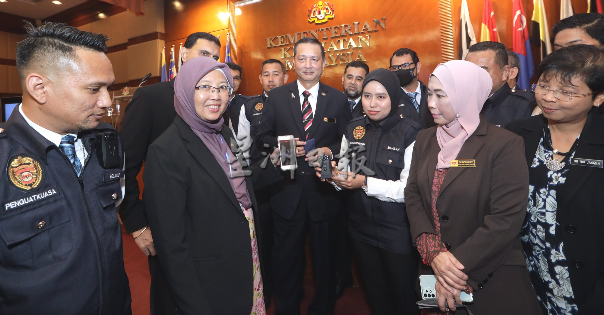 扎丽哈:执法官员佩戴随身摄录机