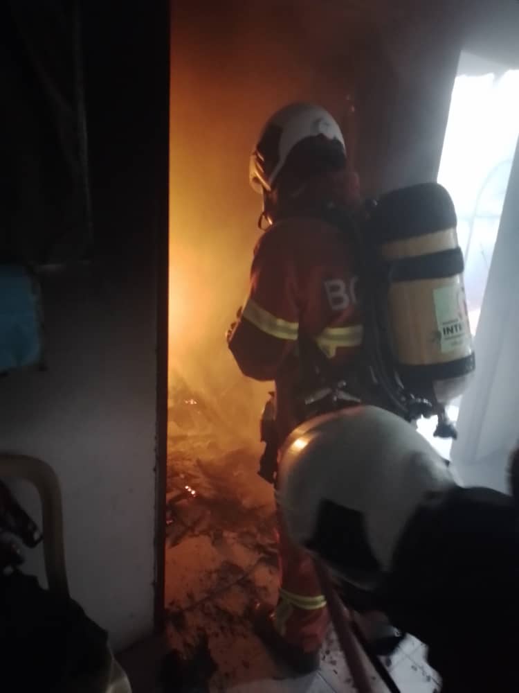 尼泊尔男子疑不堪压力而纵火烧屋并企图自杀