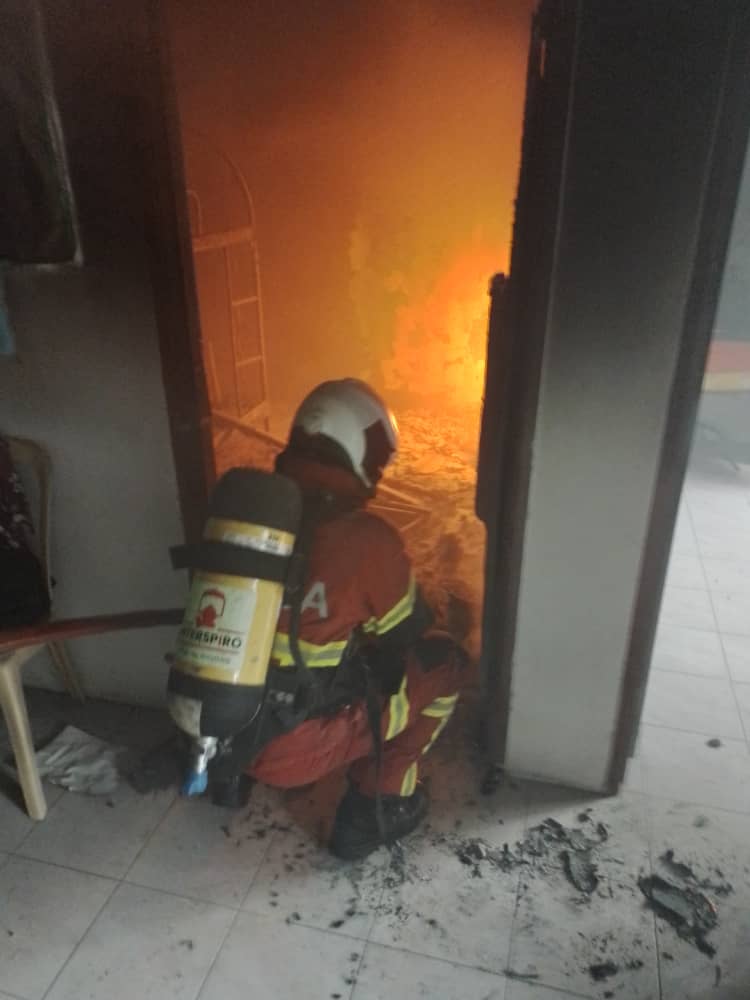 尼泊尔男子疑不堪压力而纵火烧屋并企图自杀