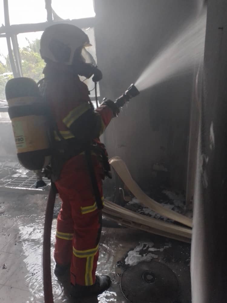 尼泊尔男子疑不堪压力而纵火烧屋并企图自杀