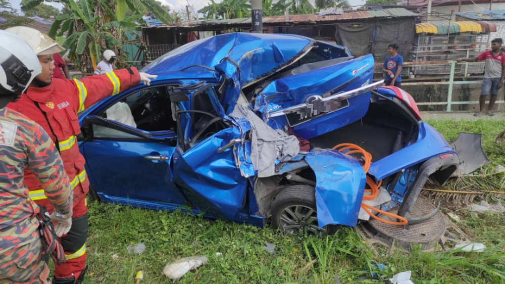 已审(大北马)轿车货柜罗里猛撞,2女受重伤