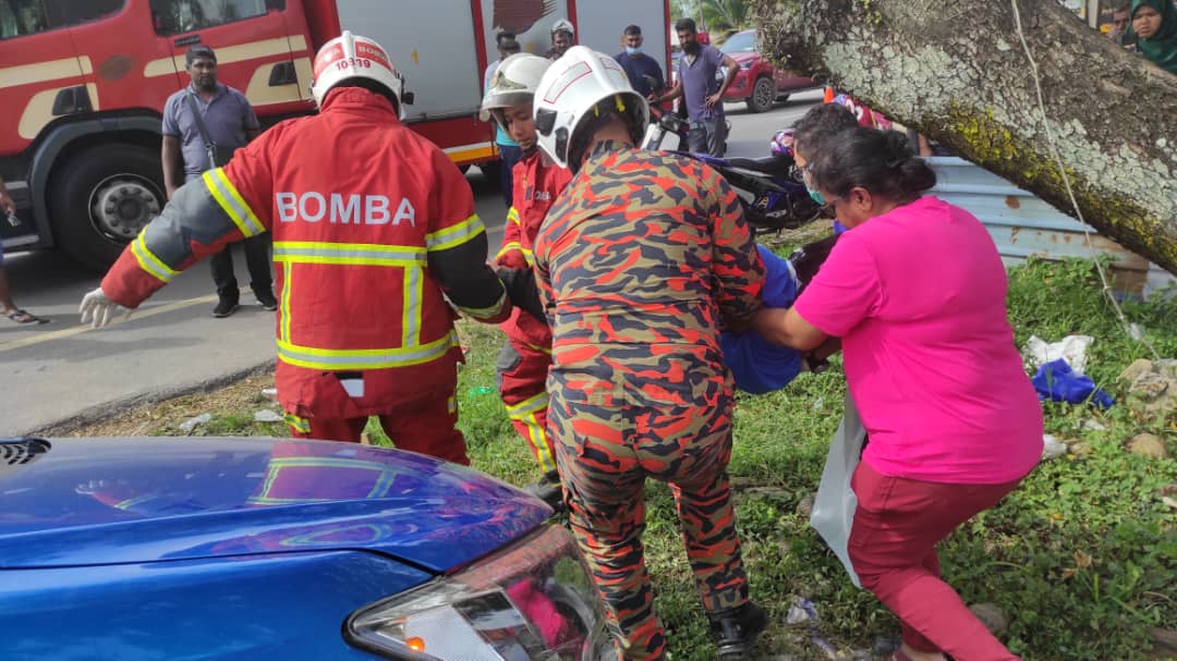 已审(大北马)轿车货柜罗里猛撞,2女受重伤