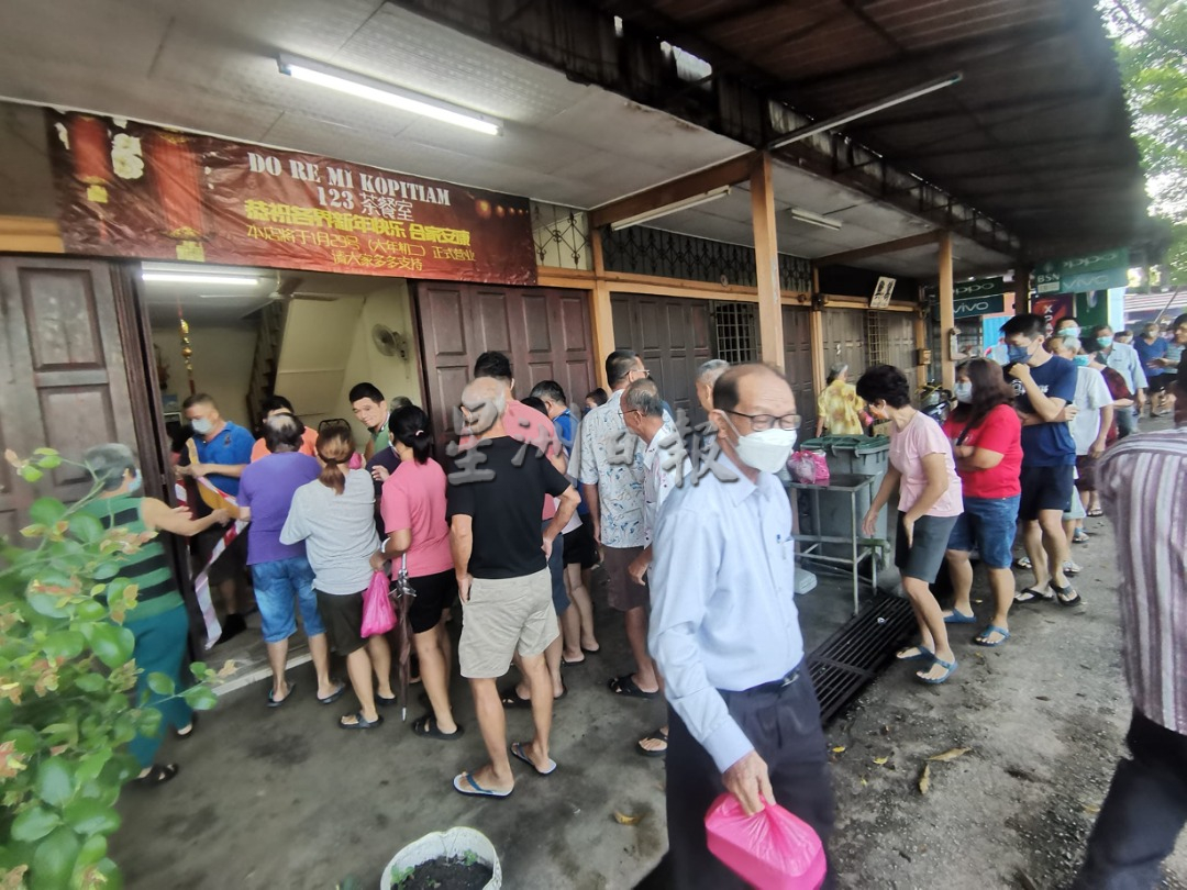 **已签发**柔:武吉港脚民众赞助500包咖哩鸡饭免费吃,分享安华任相喜悦