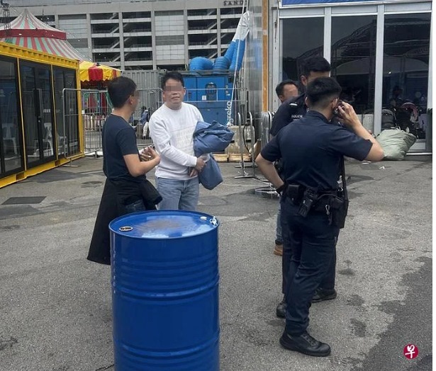*已签发*柔:狮城二三事:疑门票腕带掉地引争端 男子与保安互挥拳