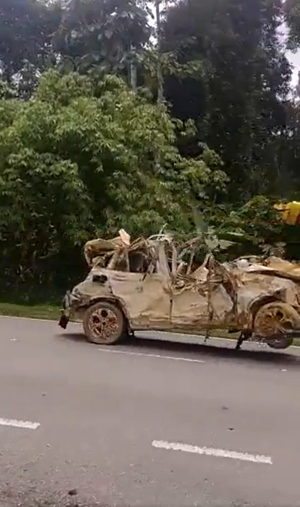 当局拖走土崩损毁轿车 车身满泥浆形如废铁