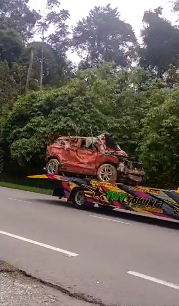 当局拖走土崩损毁轿车 车身满泥浆形如废铁