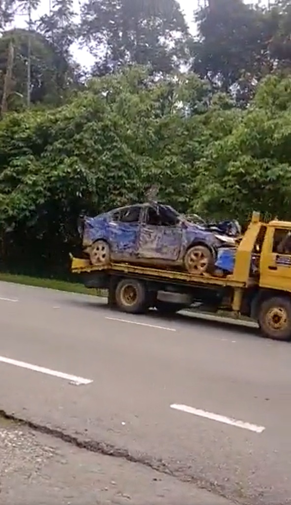 当局拖走土崩损毁轿车 车身满泥浆形如废铁