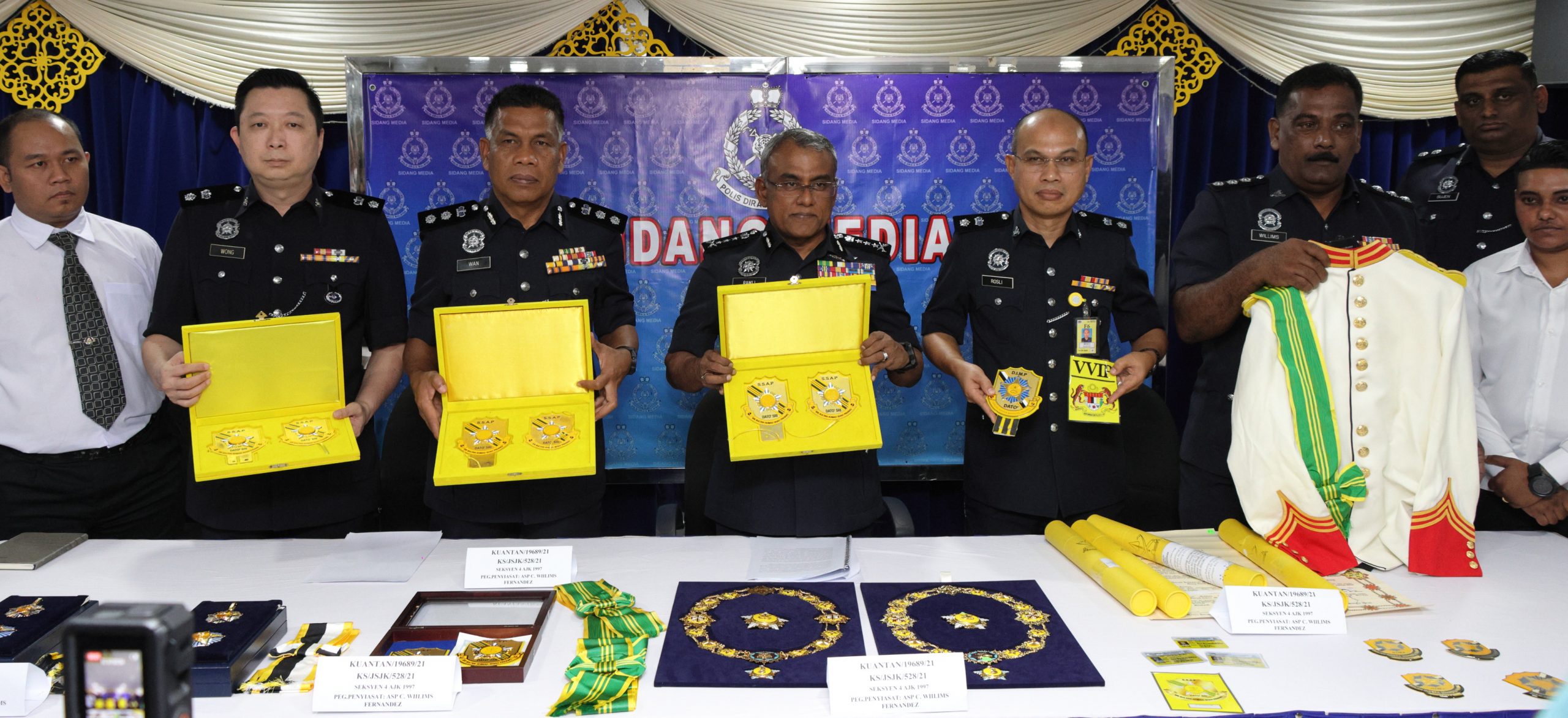 彭警方捣破最大宗非法销售彭州拿督勋衔案,捕2涉案公务员协查,29名购买者也落网。