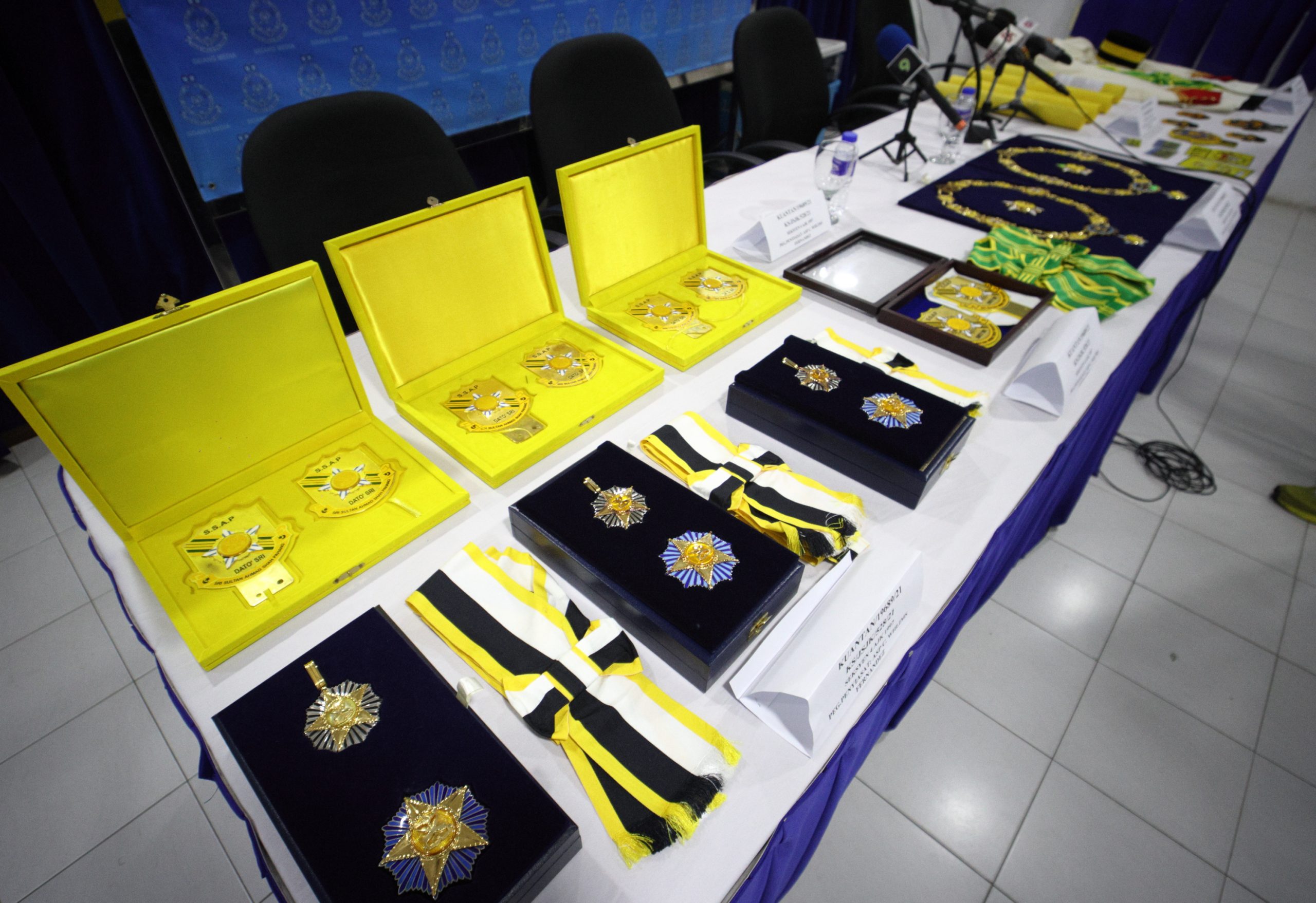 彭警方捣破最大宗非法销售彭州拿督勋衔案,捕2涉案公务员协查,29名购买者也落网。