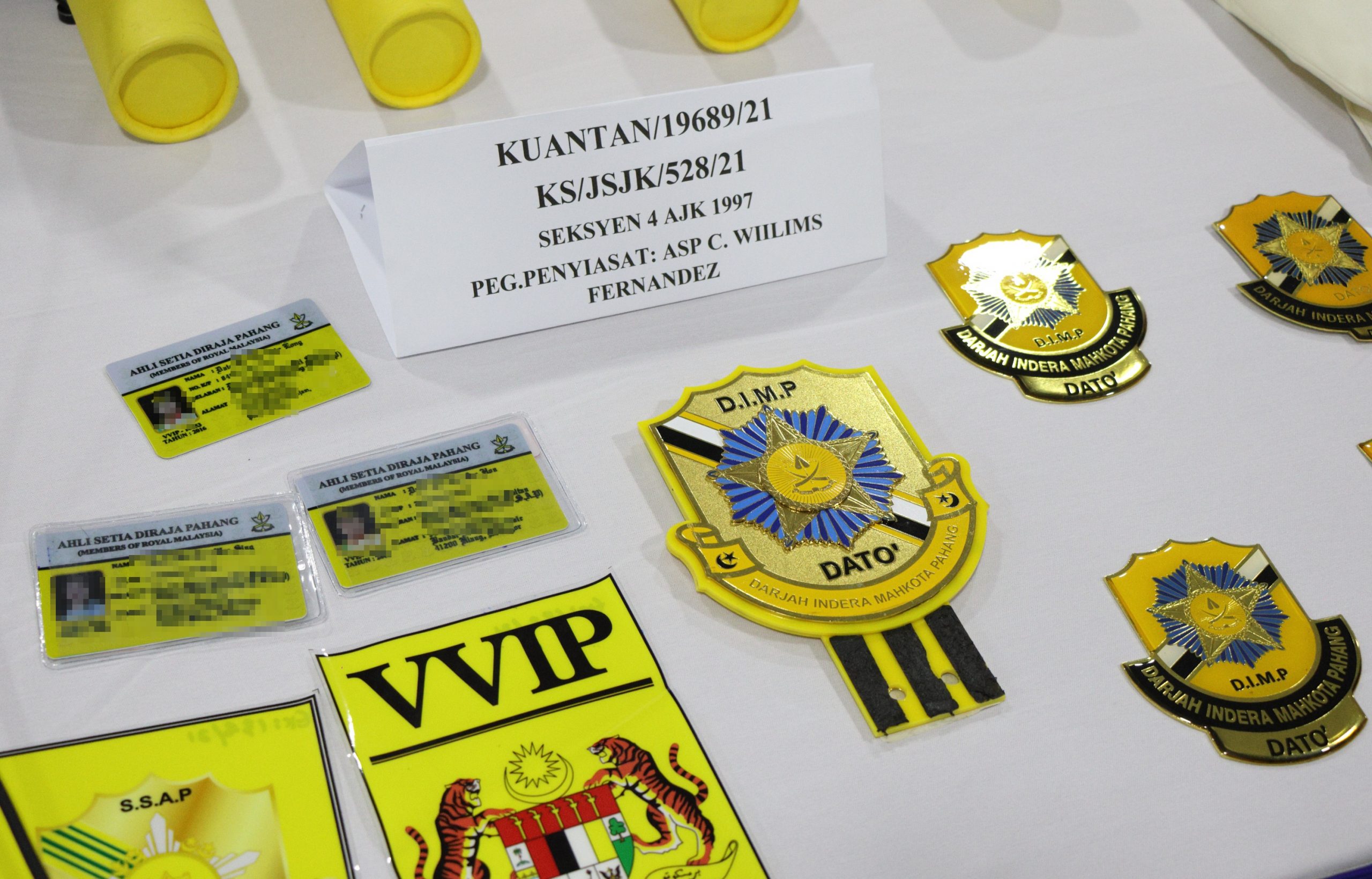 彭警方捣破最大宗非法销售彭州拿督勋衔案,捕2涉案公务员协查,29名购买者也落网。