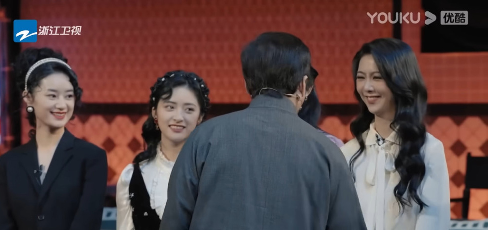 成龙拥抱房祖名旧爱薛凯琪  尴尬扯不太熟