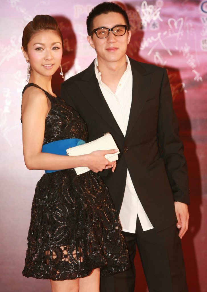 成龙拥抱房祖名旧爱薛凯琪  尴尬扯不太熟