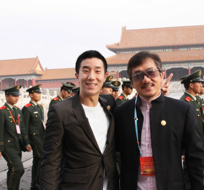 成龙拥抱房祖名旧爱薛凯琪  尴尬扯不太熟