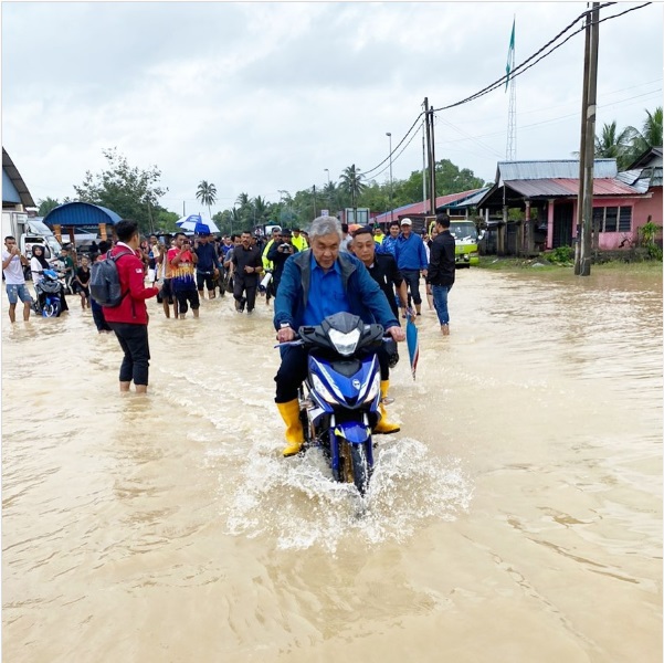 扎希亲骑摩托访水灾区 女儿:这是乡村男孩