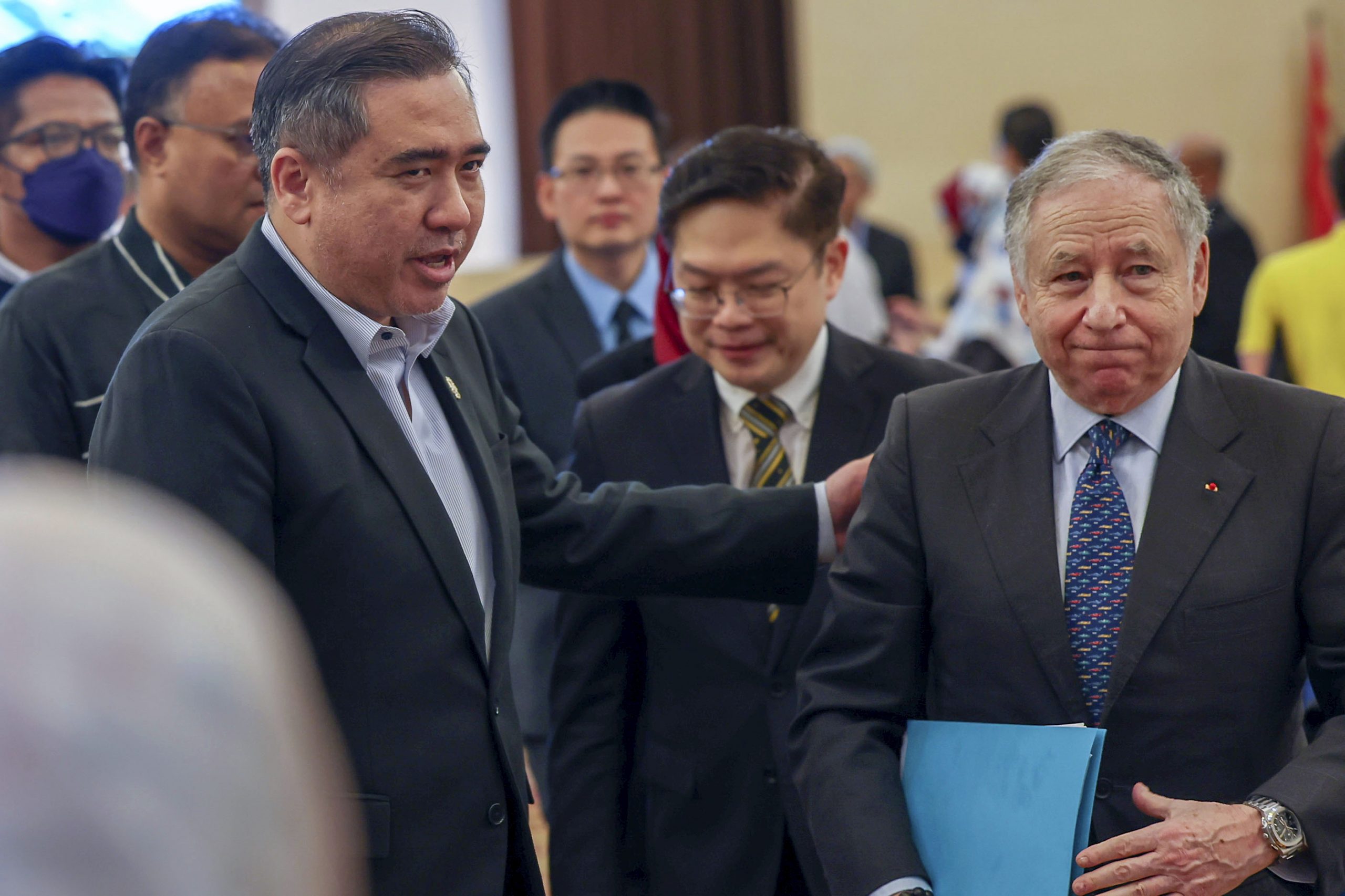 托德礼节性拜访陆兆福