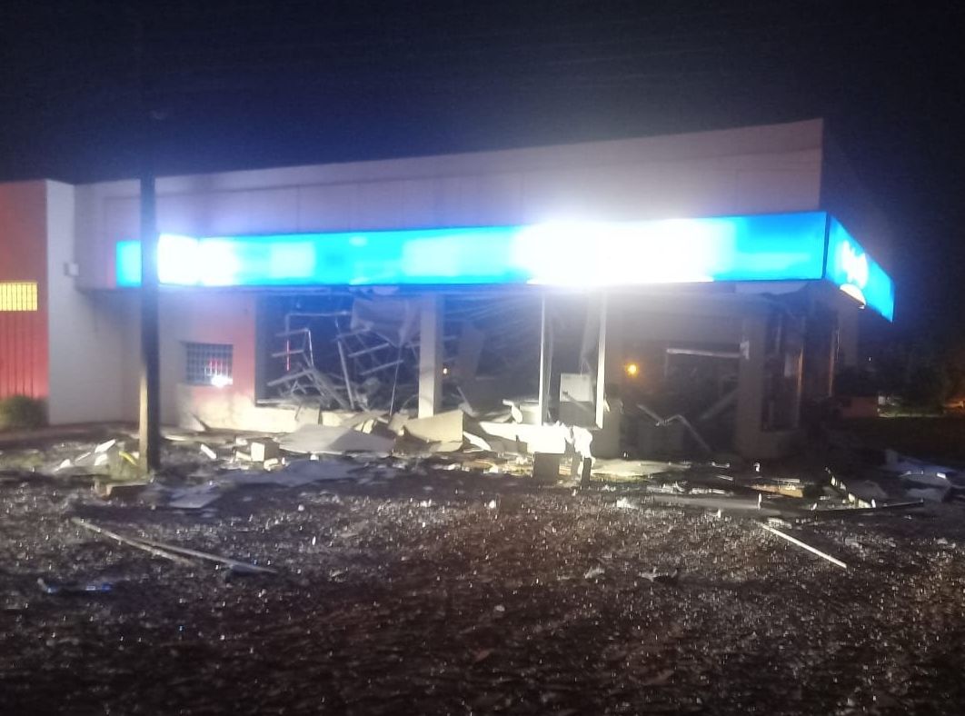 抢银行“整间炸烂”劫金库!巴拉圭武装嫌犯嚣张包围警局