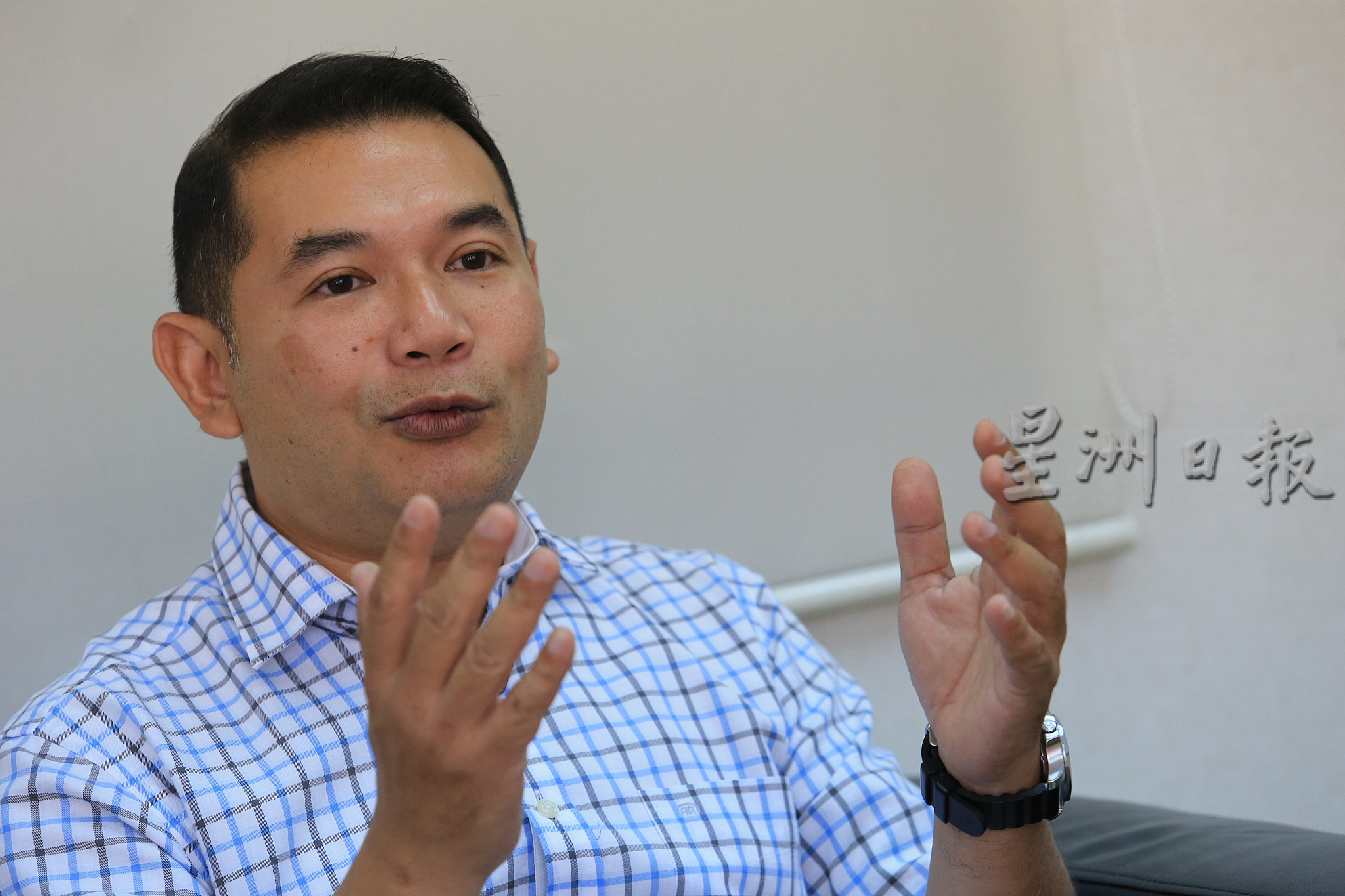 拉菲兹:团结政府将重审政治献金法案和首相任期