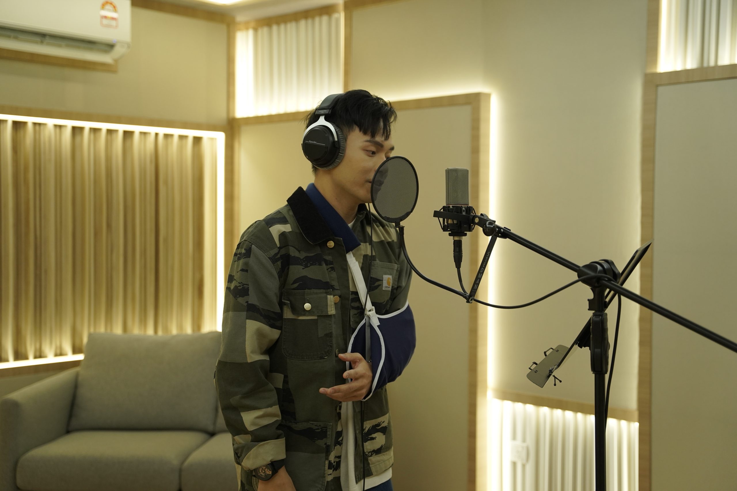 拍贺岁MV滑倒手脱臼 王赴颖负伤上阵