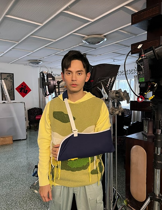 拍贺岁MV滑倒手脱臼 王赴颖负伤上阵