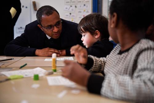拼盘已签 ／初中生英语水平未达标　法教育部增聘教师