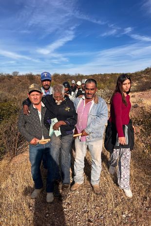 拼盘/84岁老翁失踪困荒漠一周 忠犬助警寻人