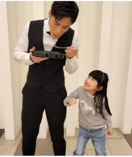 拿汤匙搞笑“打”童星 Gino视频涉暴力遭删叫屈