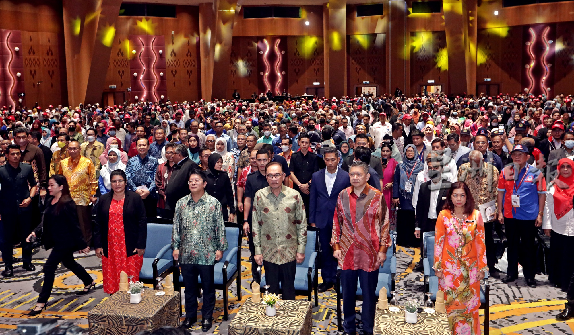 指示部门实践撙节措施 安华:不要送我礼物或峇迪衣