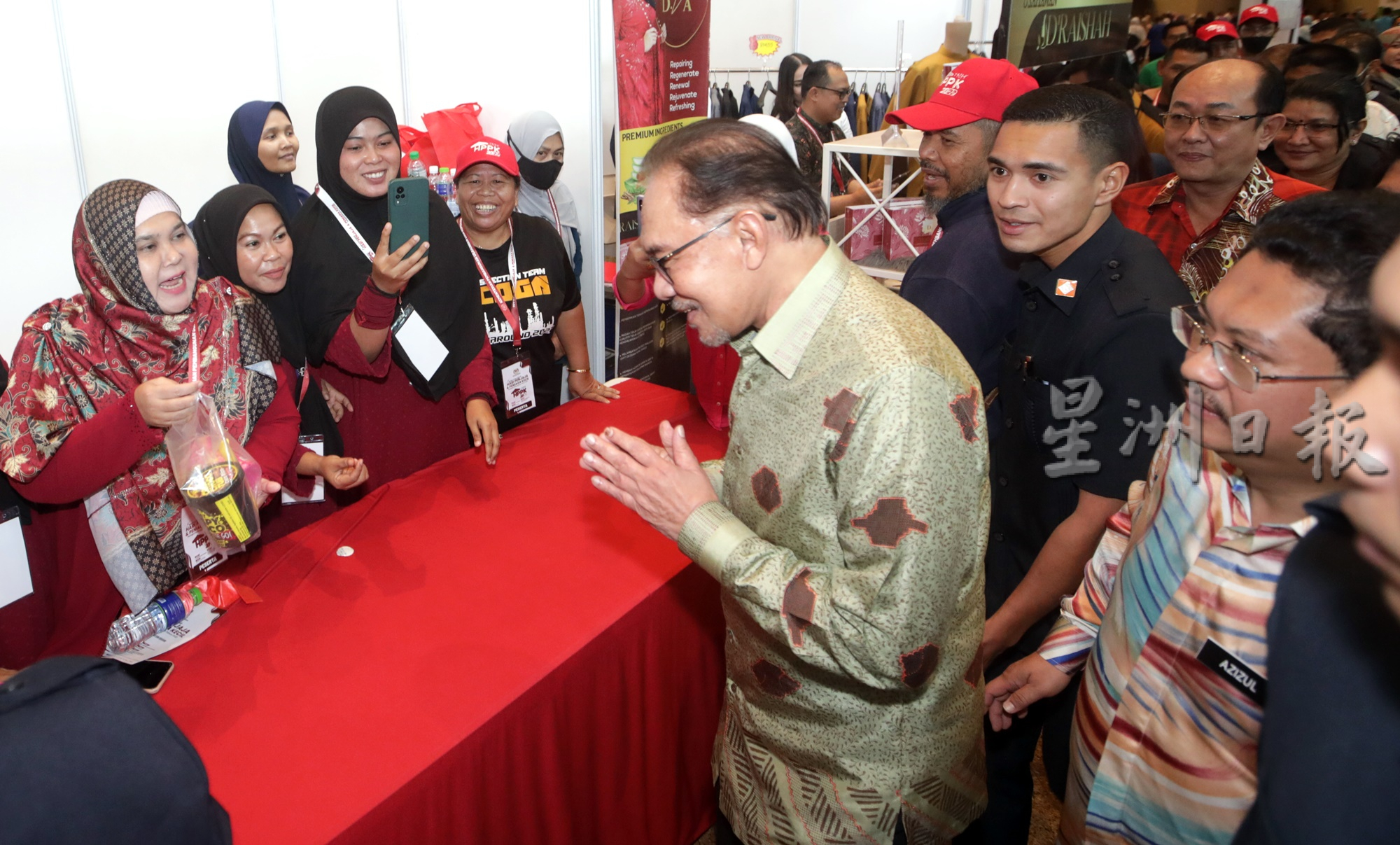 指示部门实践撙节措施 安华:不要送我礼物或峇迪衣