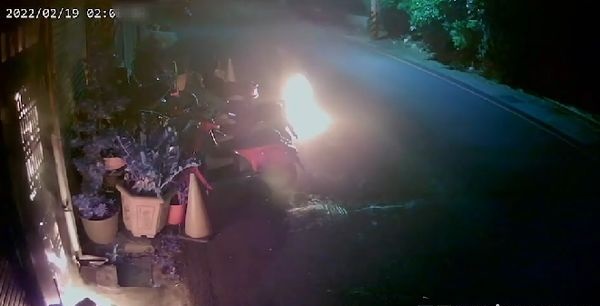 换文加图/疑男友劈腿10度泼漆砸车 恐怖前女友判监5年6月