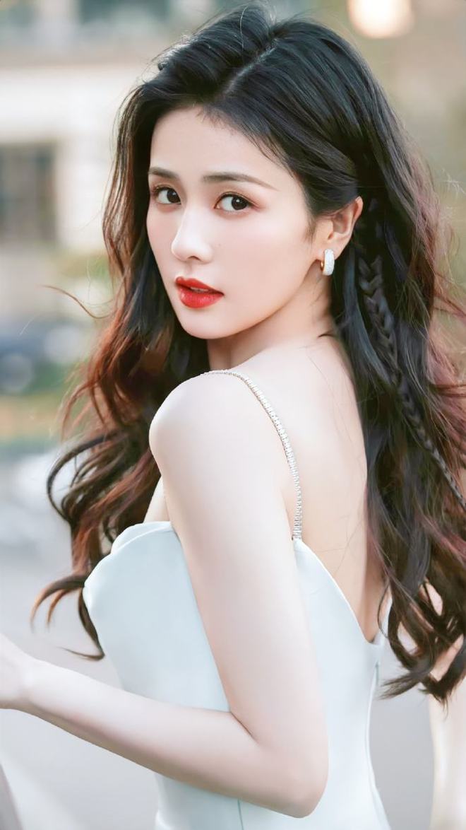 掰了张凌赫？ 白鹿否认恋爱称单身