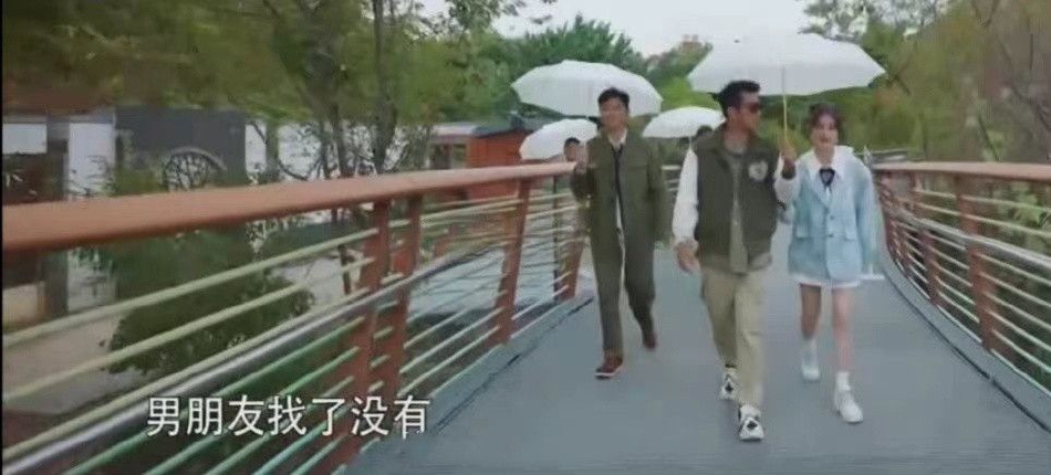 掰了张凌赫？ 白鹿否认恋爱称单身