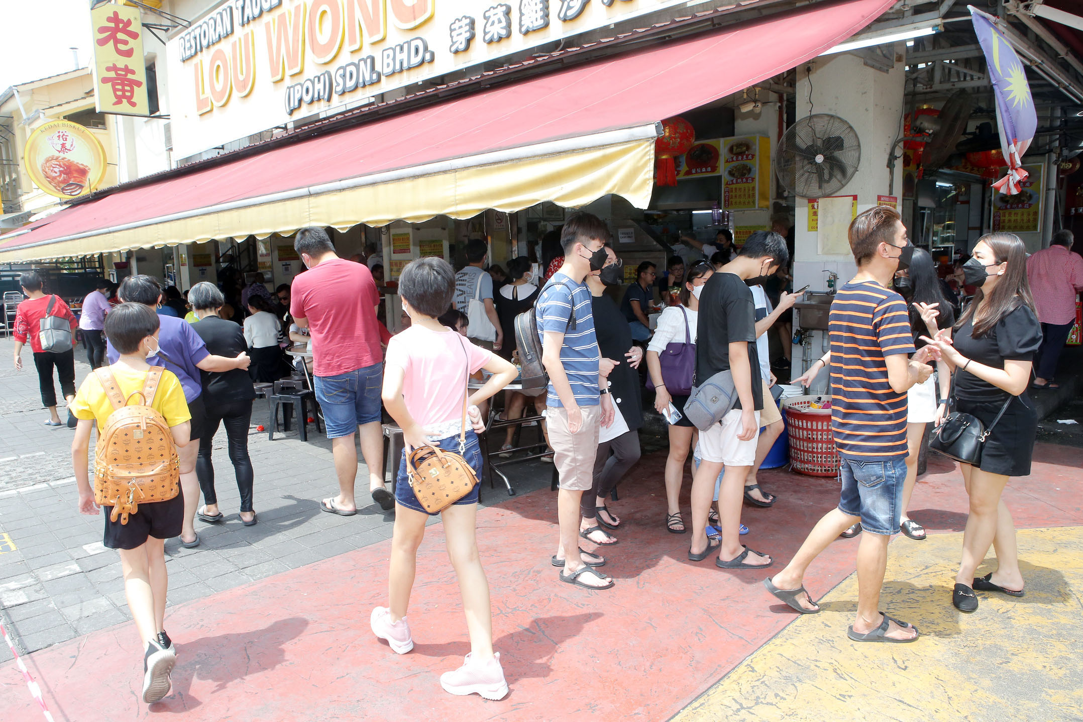 旅游业者准备迎接中游客 本地人咨询旅中配套