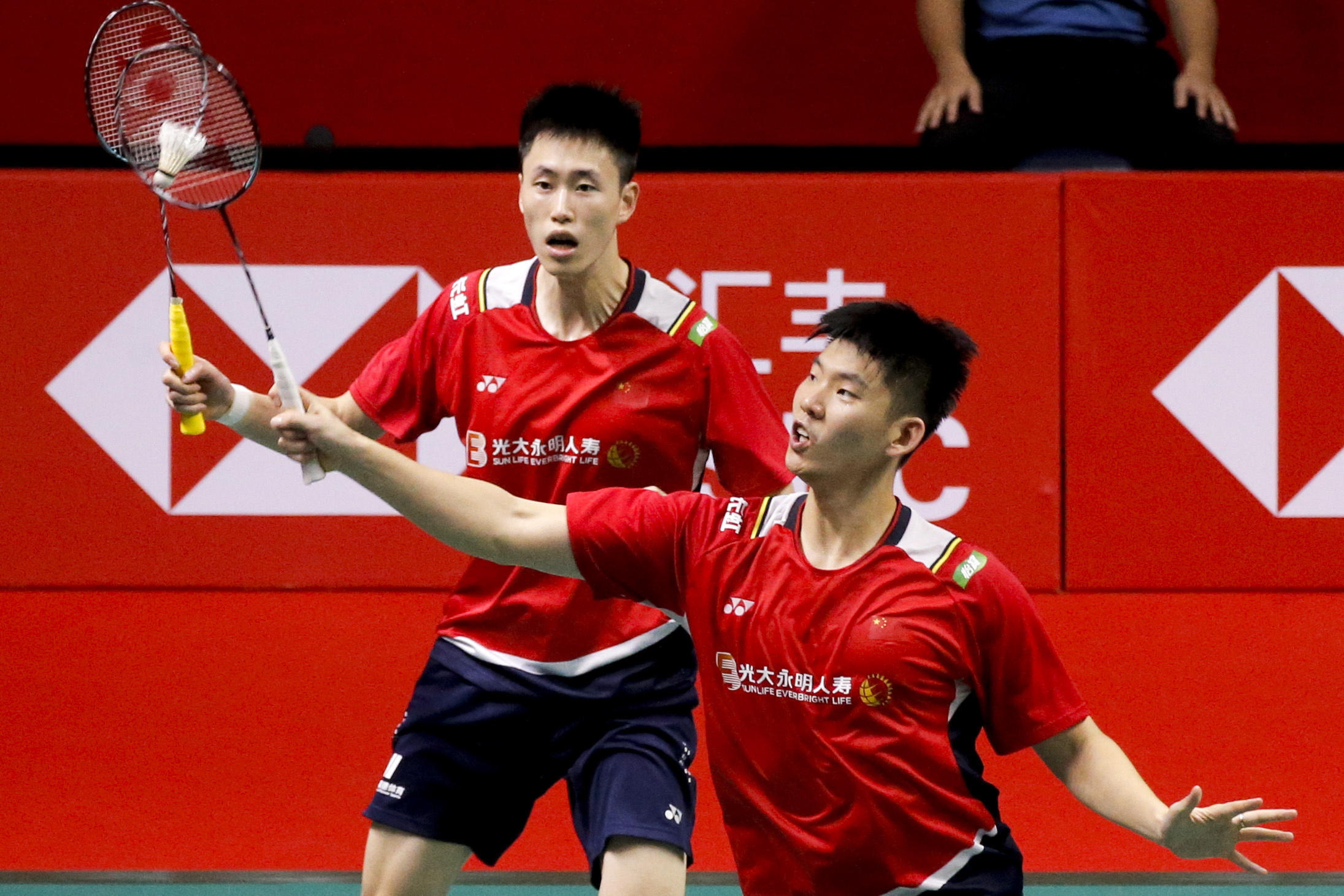曼谷世羽联年终总决赛|小组赛后再胜爸爸组合  刘雨辰欧烜屹夺男双冠军