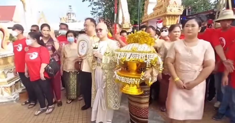 有片／女子中大奖近700万 儿子出家仪式上大洒钱