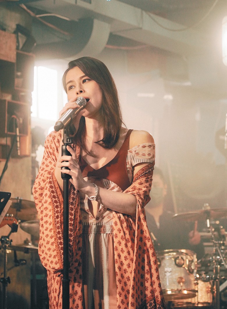 李幸倪过档英皇 打造神曲响头炮