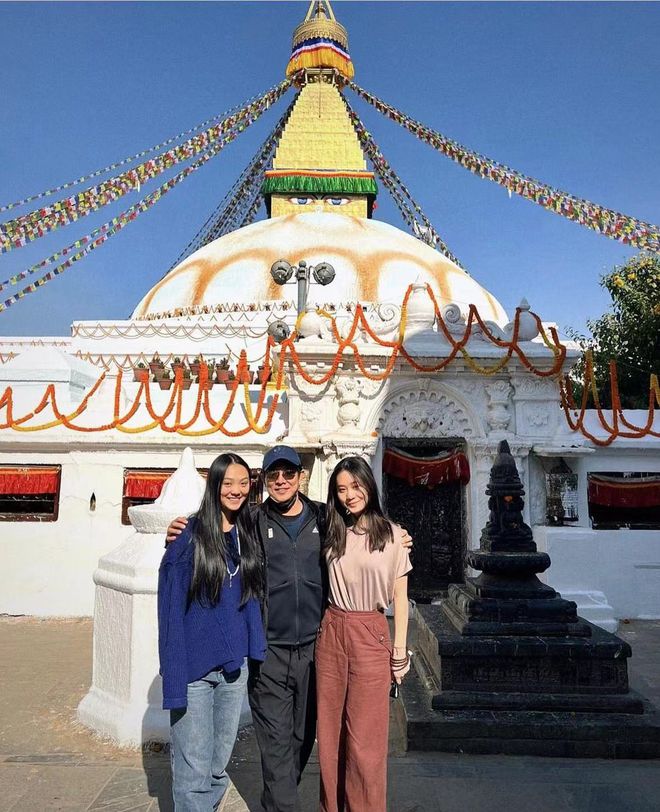 李连杰全家同游尼泊尔 被利智紧搂肩膀太甜蜜