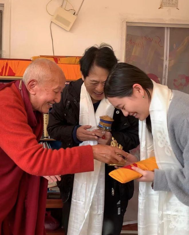 李连杰全家同游尼泊尔 被利智紧搂肩膀太甜蜜