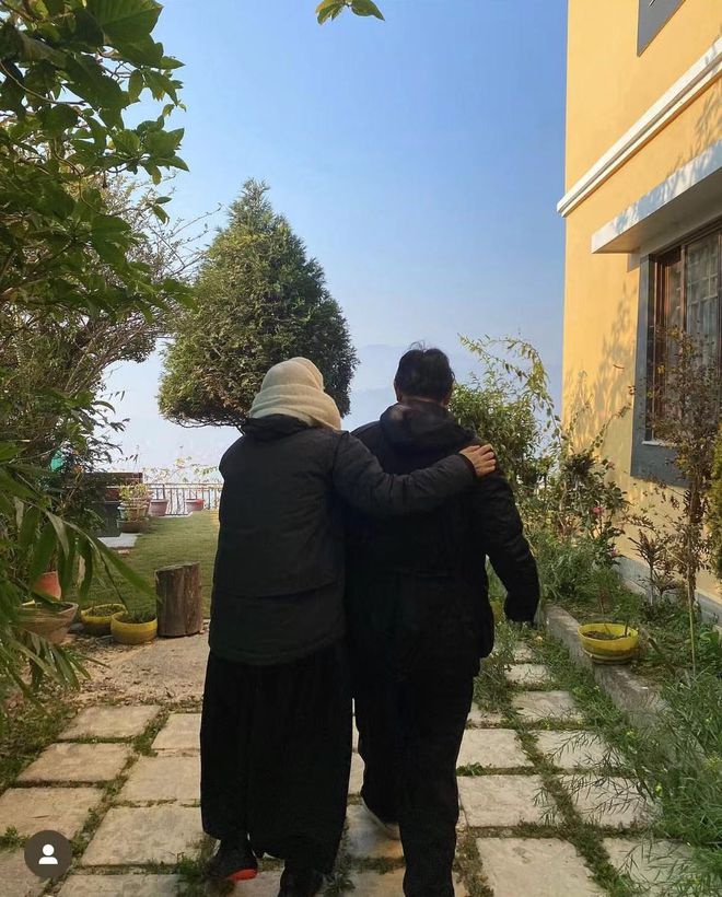 李连杰全家同游尼泊尔 被利智紧搂肩膀太甜蜜