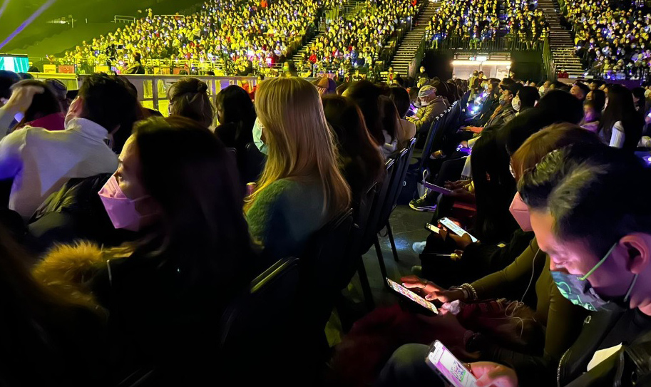 杨千嬅个唱撞正世界杯开踢 观众场内掏手机看直播