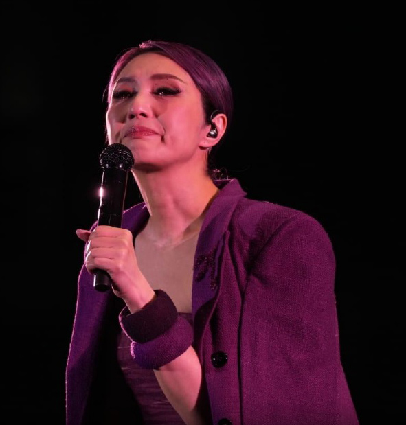 杨千嬅个唱撞正世界杯开踢 观众场内掏手机看直播