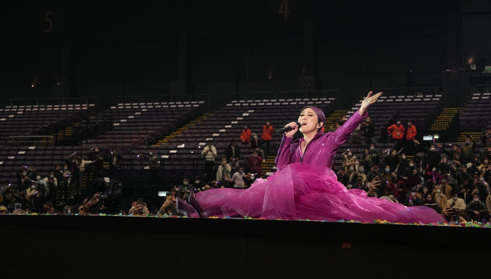 杨千嬅个唱撞正世界杯开踢 观众场内掏手机看直播