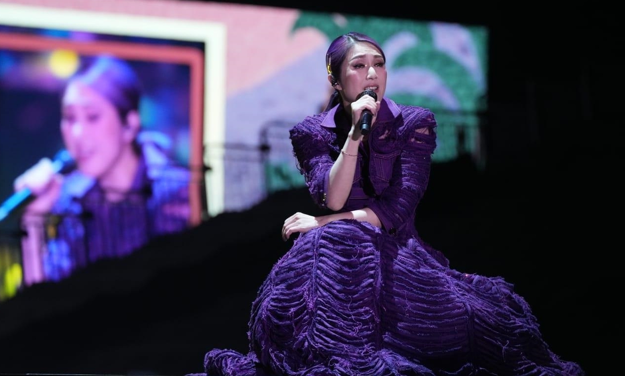 杨千嬅个唱撞正世界杯开踢 观众场内掏手机看直播