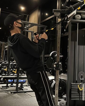 林志颖晒钛合金右手臂　“打11支骨钉”网心疼