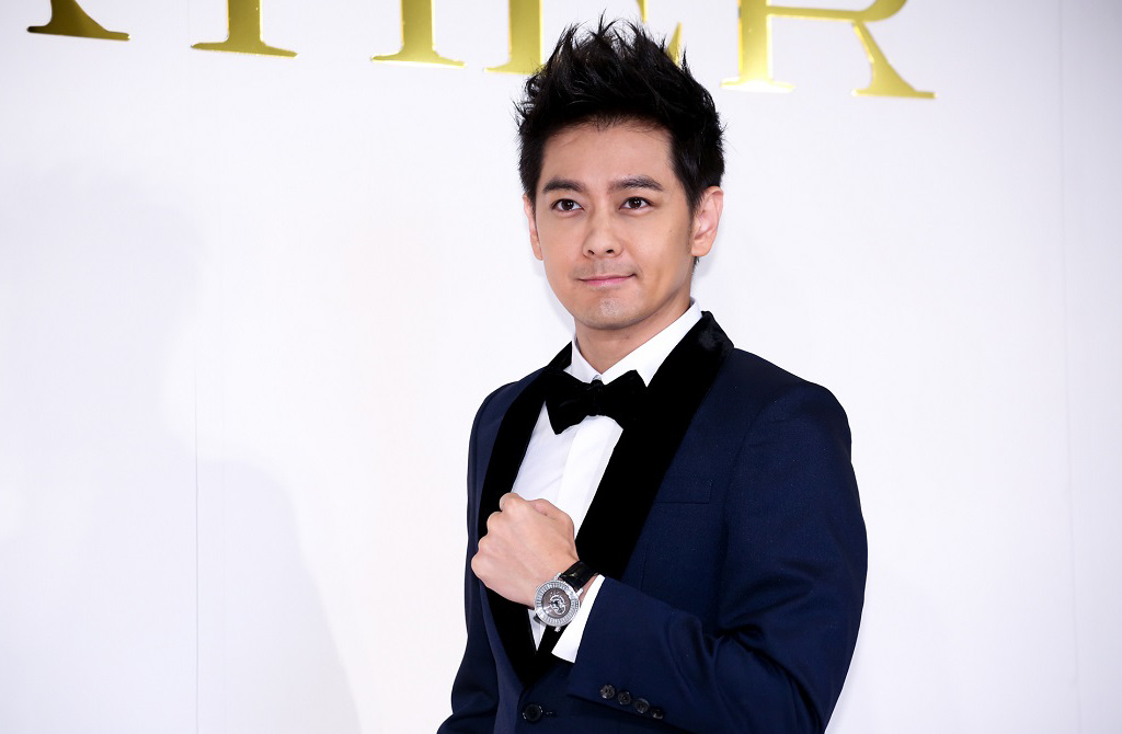 林志颖晒钛合金右手臂　“打11支骨钉”网心疼