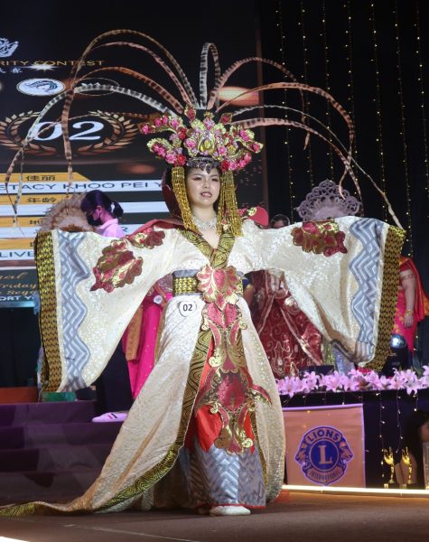 “肥美人慈善之夜”,14佳丽台上展自信