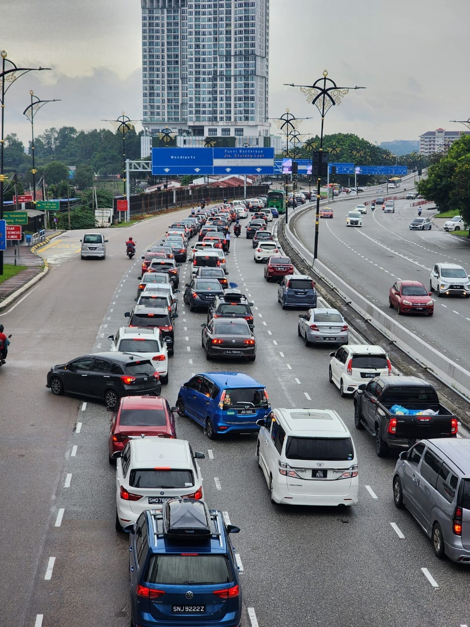 柔:文告: 拉勿回应忙开罚单指责 交警也助处理抛锚汽车