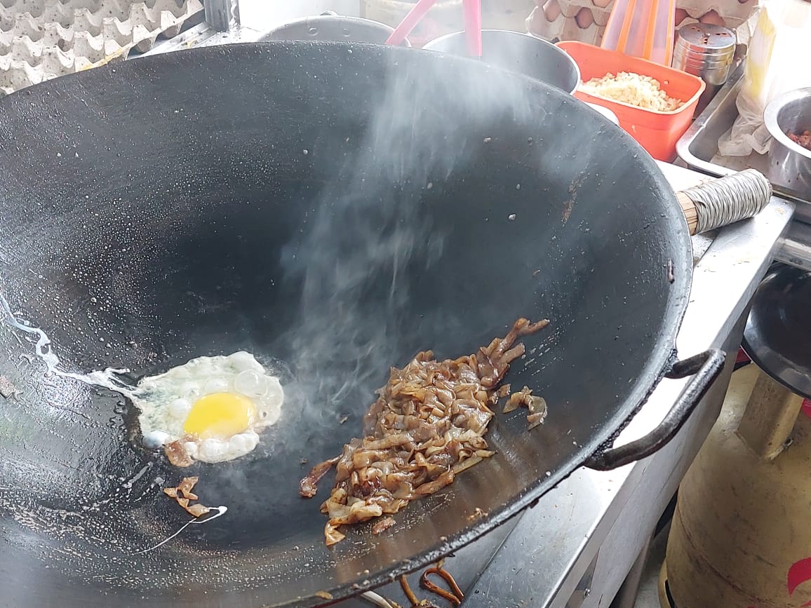 柔:食客指路(12月13日刊):急火旺炒镬气十足 居銮无招牌炒粿条好吃