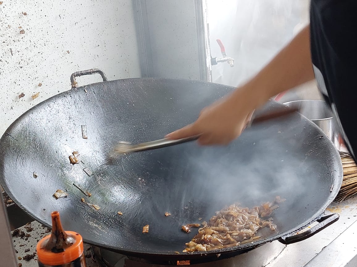 柔:食客指路(12月13日刊):急火旺炒镬气十足 居銮无招牌炒粿条好吃