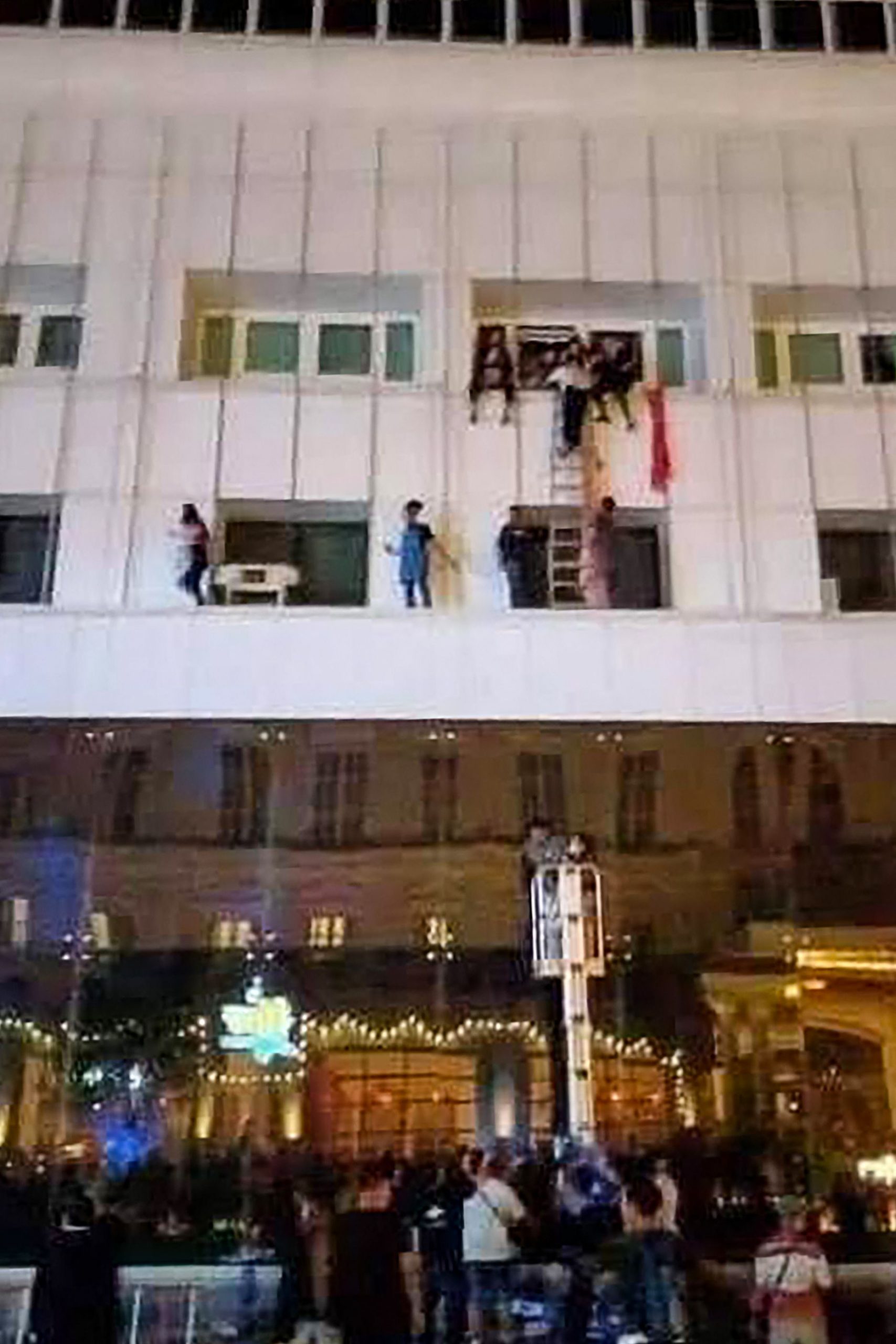 柬埔寨赌场大火至少11死53伤 有人跳楼逃生